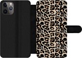 Bookcase Geschikt voor iPhone 11 Pro telefoonhoesje - Panterprint - Bruin - Luxe - Met vakjes - Wallet case met magneetsluiting