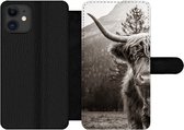 Bookcase Geschikt voor iPhone 11 telefoonhoesje - Schotse hooglander - Stier - Zwart - Wit - Met vakjes - Wallet case met magneetsluiting
