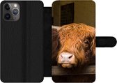 Bookcase Geschikt voor iPhone 11 Pro Max telefoonhoesje - Schotse Hooglander - Boerderij - Schuur - Met vakjes - Wallet case met magneetsluiting