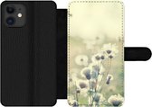 Bookcase Geschikt voor iPhone 11 telefoonhoesje - Bloemen - Veld - Wit - Met vakjes - Wallet case met magneetsluiting