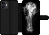 Bookcase Geschikt voor iPhone 11 telefoonhoesje - Koe - Dieren - Zwart - Met vakjes - Wallet case met magneetsluiting