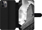 Bookcase Geschikt voor iPhone 11 Pro telefoonhoesje - Chrysler Gebouw in New York vanaf de onderkant gemaakt in zwart-wit - Met vakjes - Wallet case met magneetsluiting