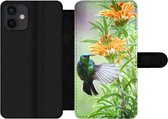 Bookcase Geschikt voor iPhone 12 Mini telefoonhoesje - Close-up van een kleurrijke vogel naast planten met oranje bloemen - Met vakjes - Wallet case met magneetsluiting