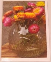 Een blanco wenskaart met een vaas vol met bloemen in verschillende kleuren. Een leuke kaart om zo te geven of om bij een cadeau te voegen. Een dubbele wenskaart inclusief envelop e