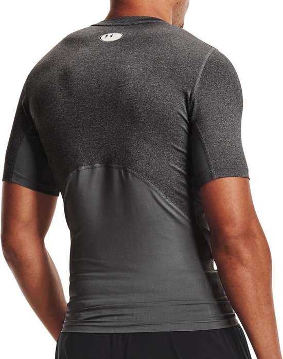 Achterkant van een grijs sportshirt met korte mouwen, met panelen van donkergrijs materiaal.