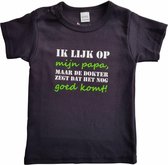 Zwart baby shirt met "Ik lijk op mijn papa, maar de dokter zegt dat het nog goed komt!" - maat 92 - vaderdag, cadeautje, kraamcadeau, grappig, geschenk, baby, tekst