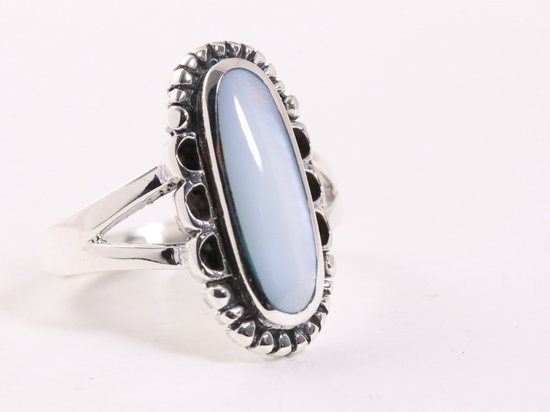 Langwerpige bewerkte zilveren ring met blauwe schelp - maat 19.5