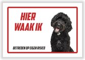 Bord | Waakbord | "Hier waak ik" | 30 x 20 cm | Labradoodle zwart | Met hechtingsgaten | Waakhond | Poedel | Hond | Chien | Dog | Betreden op eigen risico | Polystyreen | Rechthoek