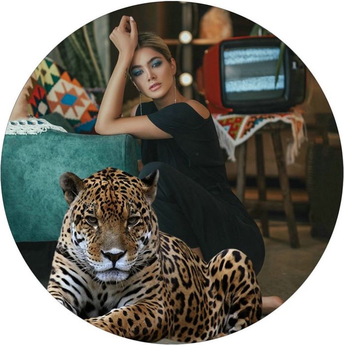 Frame Glass 50 cm Lady with Leopard 50 cm diameter - glasschilderij - glaskader - wanddecoratie - muurdecoratie - wand - interieur - decoratie - figuur - cadeau - geschenk - verjaardag - nieuwjaar - kerst