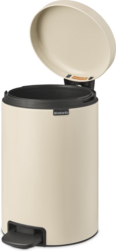 Open crème Brabantia NewIcon pedaalemmer, met zwarte binnenemmer en pedaal.
