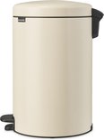 Crèmekleurige Brabantia NewIcon prullenbak met zwart accent op de deksel en voetpedaal.