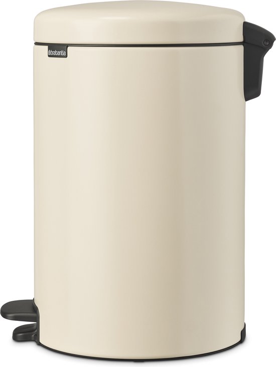 Crèmekleurige Brabantia NewIcon prullenbak met zwart accent op de deksel en voetpedaal.