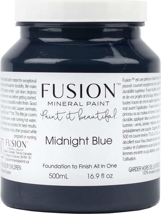 Een pot donkerblauwe Fusion Mineral Paint met de tekst 'Midnight Blue' en 'Paint it beautiful'.