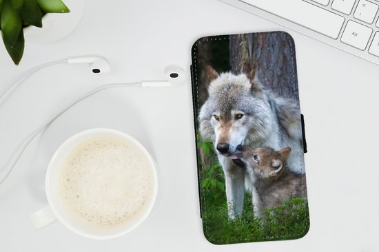 Telefoonhoesje Geschikt voor iPhone 13 telefoonhoesje - Wolf - Mos - Bos - Pup - Met vakjes - Wallet case met magneetsluiting