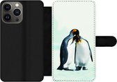 Bookcase Geschikt voor iPhone 13 Pro Max telefoonhoesje - Pinguïns - Sneeuw - Familie - Met vakjes - Wallet case met magneetsluiting
