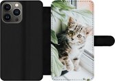 Bookcase Geschikt voor iPhone 13 Pro Max telefoonhoesje - Kat - Kitten - Planten - Met vakjes - Wallet case met magneetsluiting