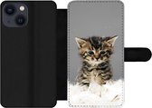 Bookcase Geschikt voor iPhone 13 Mini telefoonhoesje - Kat - Kitten - Veren - Met vakjes - Wallet case met magneetsluiting