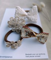 Diadeem geborduurd strik met gouden spelden wollen bloem 5cm groot