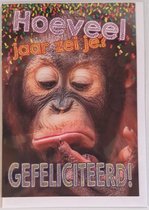 Hoeveel jaar zei je? Van harte gefeliciteerd! Een onwijs leuke kaart met een grappige aap! Erg leuk om zo te geven of om bij een cadeau te voegen. Een dubbele wenskaart inclusief e