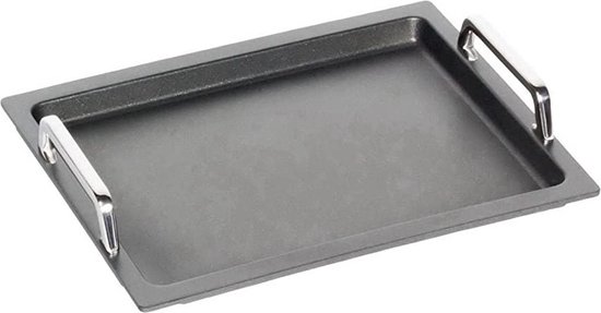 Gietijzeren teppanyaki plaat met zilverkleurige handvatten.