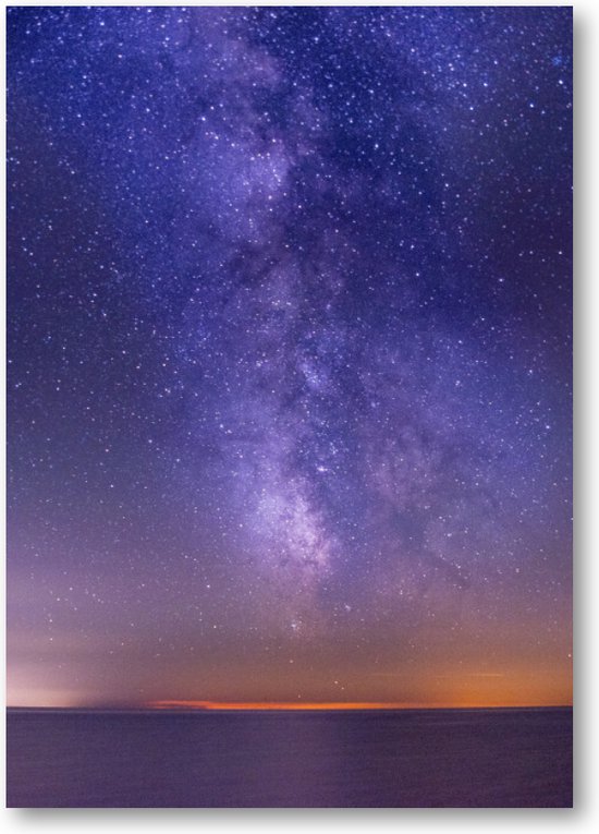 Adembenemende foto van de zee onder een donker paarse sterrenhemel - A2 Poster Staand - 42x59cm - Besteposter - Sterren