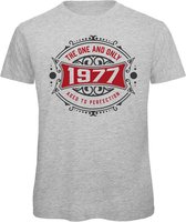 1977 The One And Only | Feest Kado T-Shirt Heren - Dames | Antraciet - Donker Rood | Perfect Verjaardag Cadeau Shirt | Grappige Spreuken - Zinnen - Teksten | Maat S