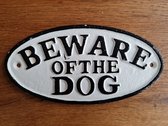 Een gietijzeren bordje met hierop de tekst: 'BEWARE OF THE DOG',
