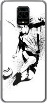 Geschikt voor Xiaomi Redmi Note 10 Lite hoesje - Een illustratie van een persoon die een voetbal richting doel schiet - Jongens - Jongetje - Kind - Siliconen Telefoonhoesje