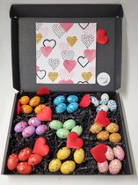 Paaseieren-Proeverij-Pakket | Box met 9 verschillende smaken paaseieren in rasterverpakking en Mystery Card 'Love - Hartjes' met geheime boodschap + PaasProeverij Scorekaart | Verr