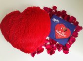 Gustiana® Liefdespakket - Hart kussen Rood 35cm + Milka Chocolade - Valentijnsdag-Moederdag-Verjaardagscadeau