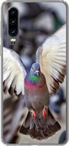 Geschikt voor Huawei P30 hoesje - Close-up van een opvliegende duif - Siliconen Telefoonhoesje