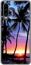 Geschikt voor Huawei P30 hoesje - Een silhouet van palmbomen tijdens een zonsondergang op Hawaii - Siliconen Telefoonhoesje