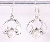 Opengewerkte zilveren oorbellen met witte zoetwater parel