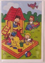 Een blanco wenskaart met spelende kinderen in de speeltuin. Een mooie kaart om tijdens meerdere gelegenheden te geven. Een dubbele wenskaart inclusief envelop en in folie verpakt.