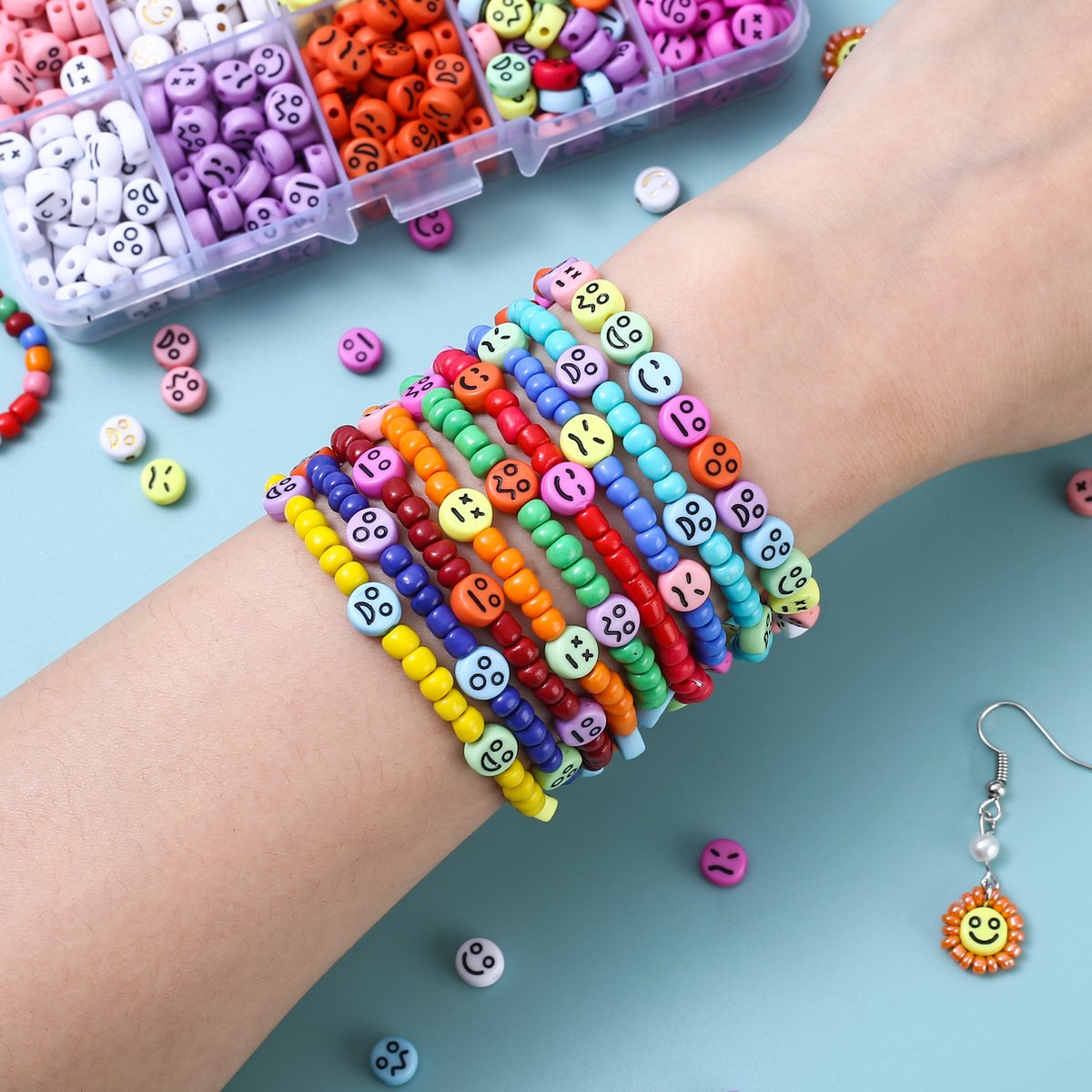Behave Smiley Kralen Set - Knutselen Meisjes - Emoji Kralen - DIY Sieraden maken - Rijgdraad - 10 Kleuren - 7x4mm - 65 Kralen per Kleur - Totaal 650 Stuks — afbeelding 2