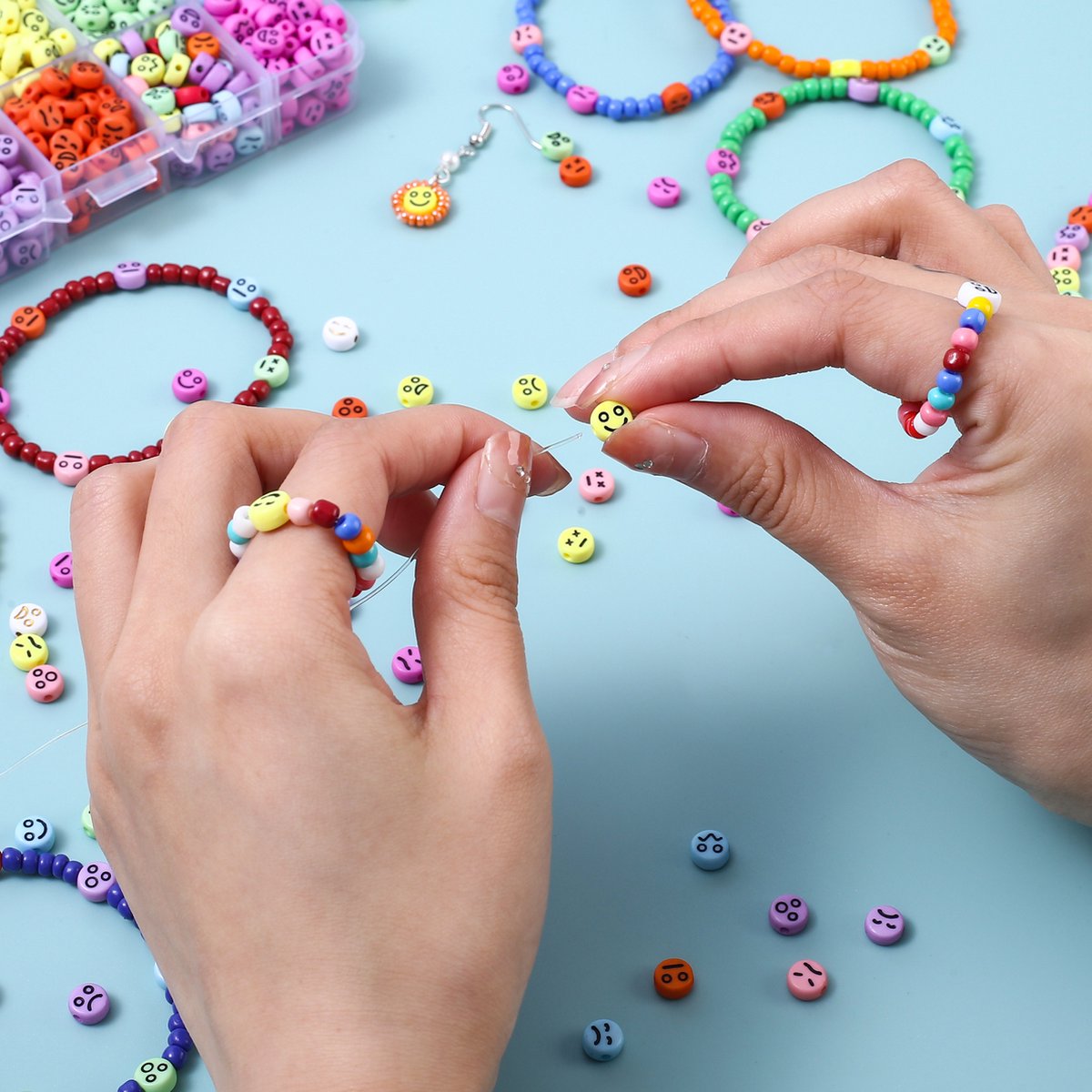 Behave Smiley Kralen Set - Knutselen Meisjes - Emoji Kralen - DIY Sieraden maken - Rijgdraad - 10 Kleuren - 7x4mm - 65 Kralen per Kleur - Totaal 650 Stuks — afbeelding 7