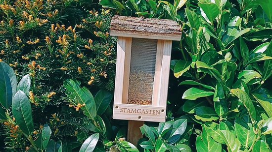 Vogelvoederhuis Stamgasten – Massief Hout met Boomschors Dak – Handgemaakt & Weerbestendig