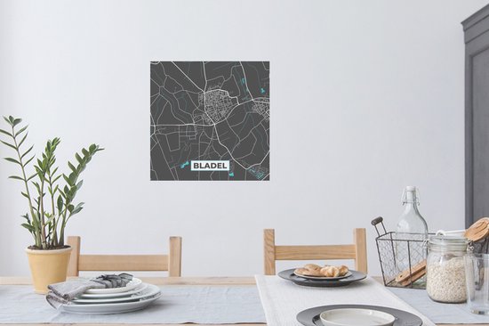Grijze muursticker met stadskaart van Bladel, Nederland, met witte en blauwe lijnen, boven een eettafel.