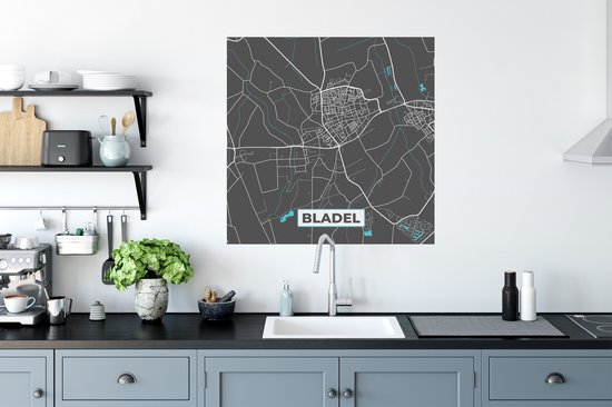 Grijze muursticker met stadskaart van Bladel, Nederland, met witte en blauwe lijnen, opgehangen boven een aanrecht.