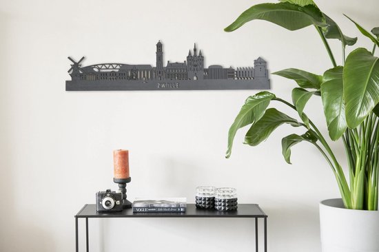 Zwarte skyline van Zwolle, staand op een plank onder een plant.