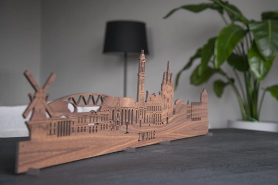 Gedetailleerde houten skyline van Zwolle op een donkere tafel.