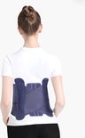 Vrouw van achteren gezien, met een donkerblauwe rugbrace om. De brace heeft verstelbare banden.