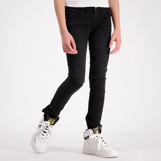 Zwarte Vingino skinny jeans met subtiel luipaardpatroon, gedragen met witte sneakers.