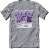 Gamers don't die T-shirt | Paars | Gaming kleding | Grappig game verjaardag cadeau shirt Heren – Dames – Unisex | - Donker Grijs - Gemaleerd - 3XL