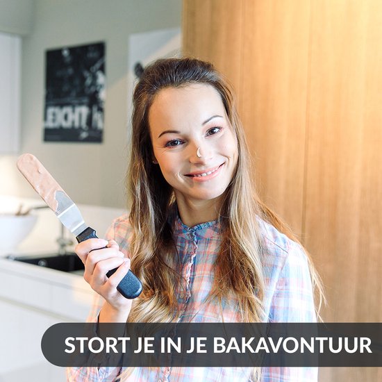 Een vrolijke vrouw met een geruit overhemd houdt een spatel met crème vast. "Stort je in je bakavontuur".