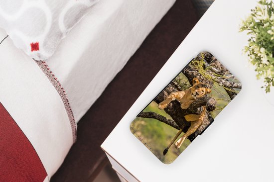 Bookcase pour téléphone iPhone 12 Bookcase - Lion - Arbre - Marron - Avec compartiments - Étui portefeuille avec fermeture magnétique