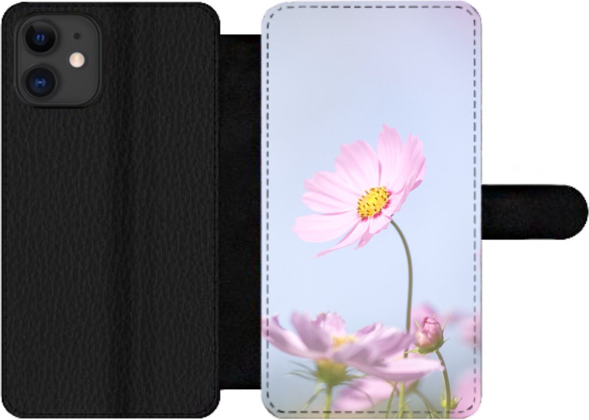Telefoonhoesje Geschikt voor iPhone 12 Pro Max telefoonhoesje - Bloemen - Roze - Buiten - Natuur - Met vakjes - Wallet case met magneetsluiting