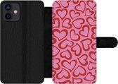 Bookcase Geschikt voor iPhone 12 telefoonhoesje - Een illustratie van behang met rode hartjes - Met vakjes - Wallet case met magneetsluiting