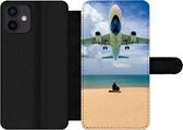 Bookcase Geschikt voor iPhone 12 telefoonhoesje - Strand - Zee - Vliegtuig - Met vakjes - Wallet case met magneetsluiting
