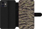 Bookcase Geschikt voor iPhone 12 Pro telefoonhoesje - Camouflage patroon met strepen - Met vakjes - Wallet case met magneetsluiting
